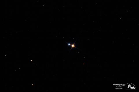 Bild 1:  Der farbige Doppelstern Albireo im Sternbild Schwan